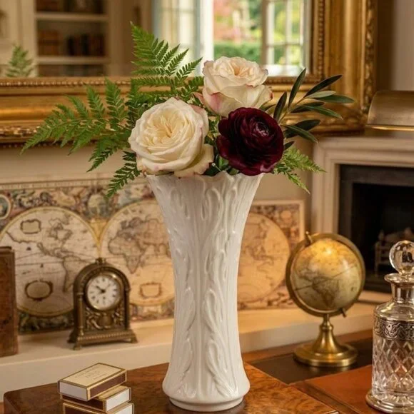 Vintage Lenox Woodland Bud Vase Pristine - 6.25” Ivory Porcelain - Gold Mark USA - Picture 2 of 5